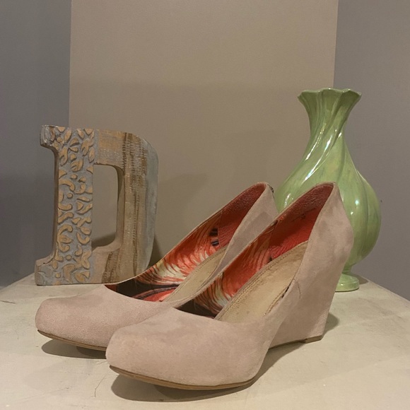 K Studio Cream/Beige Suede Wedge Shoes - Picture 2 of 8